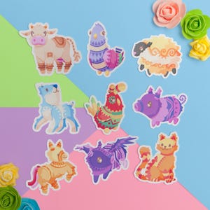 Könnte beinhalten: Eine Sammlung farbenfroher Tieraufkleber, darunter eine Kuh, ein Lama, ein Schaf, ein Hund, ein Hahn, ein Schwein, ein Pferd, ein Drache und eine Katze. Die Aufkleber befinden sich auf einem blauen, grünen und rosa Hintergrund mit dekorativen Blumen.