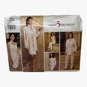 Può includere: Modello di cucito Vogue 5 Easy Pieces. Il modello presenta una varietà di modelli di abbigliamento femminile, tra cui un vestito, una giacca, pantaloni e un top. La copertina mostra immagini dei capi finiti in colori neutri.