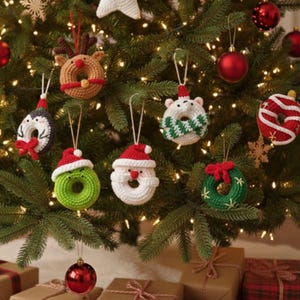 Könnte beinhalten: Ein Weihnachtsbaum, der mit verschiedenen handgefertigten Häkelornamenten geschmückt ist. Die Ornamente umfassen Designs von Rentieren, Pinguinen, Bären, Weihnachtsmännern, Grinchs und Kränzen. Rot und Weiß sind die dominierenden Farben, mit grünen und braunen Akzenten.