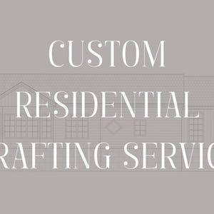 Può includere: Un disegno architettonico grigio chiaro di una casa con il testo "CUSTOM RESIDENTIAL DRAFTING SERVICE" in bianco. La casa è un disegno a tratteggio dettagliato, che mostra il tetto, le finestre e le porte. Lo sfondo è grigio chiaro.