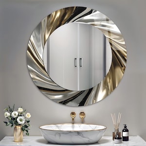 Peut inclure: Un miroir rond décoratif avec un cadre tourbillonnant doré, argenté et noir. Le miroir est suspendu au-dessus d'un lavabo en marbre avec des robinets dorés. Un vase doré avec des fleurs blanches est sur le comptoir.