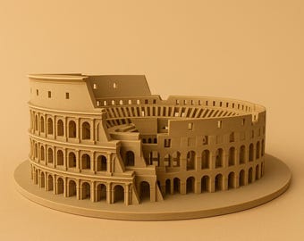 Puede incluir: Una maqueta detallada del Coliseo de Roma, Italia. La estructura en miniatura es de color beige, mostrando los arcos, niveles y el diseño general del icónico anfiteatro. Se encuentra sobre una base circular, con un fondo neutro.