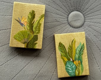 Mini pinturas acrílicas doradas como imán de nevera, lienzo magnético (7 x 5 cm) | Hojas tropicales, plátano, strelitzia | por Zaira Pardo