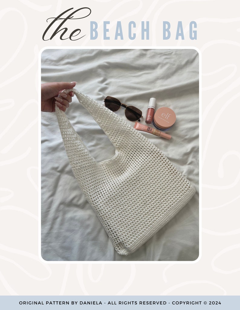 Puede incluir: Bolso de playa de crochet blanco con una parte superior ancha y abierta y una sola correa. El bolso est&aacute; sobre una colcha blanca con gafas de sol, brillo de labios y maquillaje en la superficie.