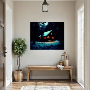 Op de afbeelding: Een rechthoekige wandkunstprint met een donkere hut in een besneeuwd bos bij nacht. De hut heeft een met sneeuw bedekt dak en gloeiende oranje ramen. Het omliggende landschap wordt verlicht door een koel blauw licht, dat contrasteert met het warme licht dat uit het interieur van de structuur straalt.