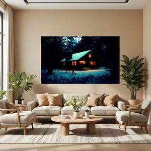 Op de afbeelding: Een grote rechthoekige wandkunstprint met een donker, besneeuwd boslandschap bij nacht, met een hut verlicht door warm, geel licht uit de ramen, tegen een achtergrond van diepblauw, schaduwrijk bos met sneeuw op de grond.