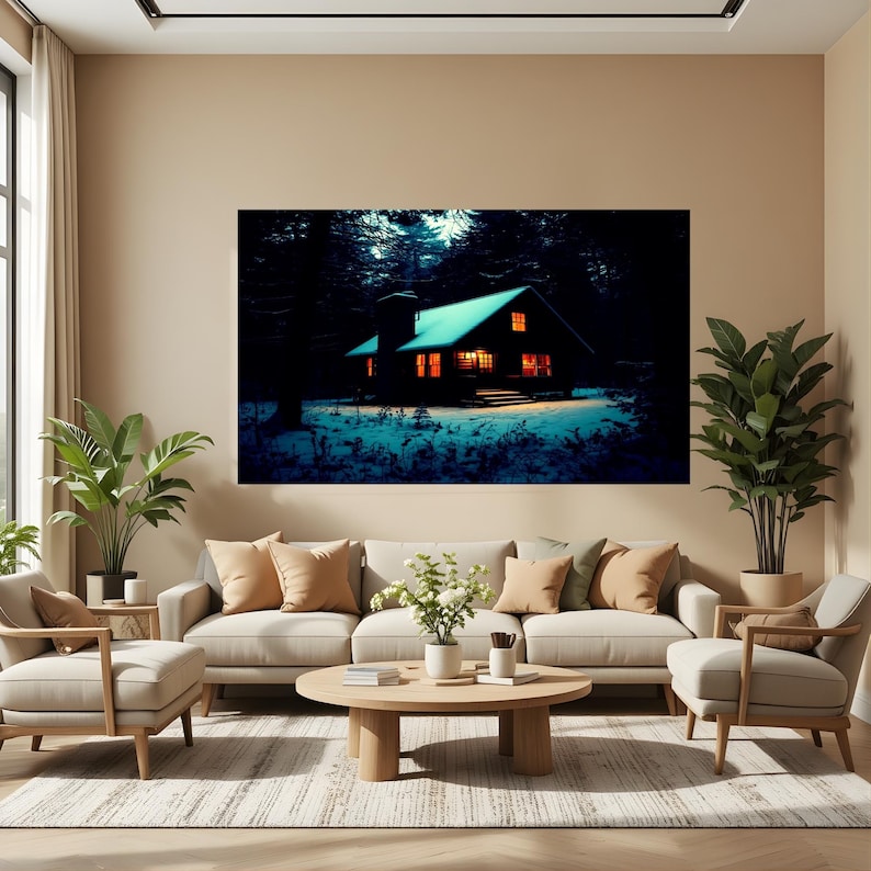 Op de afbeelding: Een grote rechthoekige wandkunstprint met een donker, besneeuwd boslandschap bij nacht, met een hut verlicht door warm, geel licht uit de ramen, tegen een achtergrond van diepblauw, schaduwrijk bos met sneeuw op de grond.