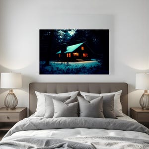 Op de afbeelding: Een rechthoekige wandkunstprint met een donker, besneeuwd boslandschap bij nacht met een kleine hut. De hut straalt een warm oranje licht uit vanuit de ramen en de deur, wat contrasteert met de diepblauwe tinten van de omringende bomen.