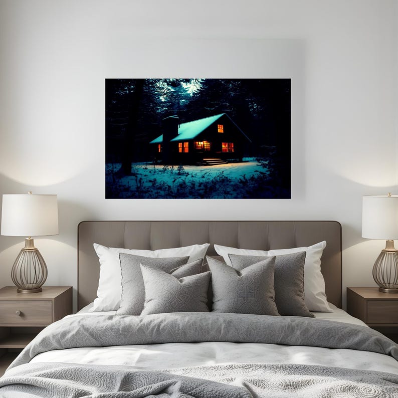 Op de afbeelding: Een rechthoekige wandkunstprint met een donker, besneeuwd boslandschap bij nacht met een kleine hut. De hut straalt een warm oranje licht uit vanuit de ramen en de deur, wat contrasteert met de diepblauwe tinten van de omringende bomen.