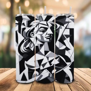 Pode incluir: Três canecas de aço inoxidável com um design de retrato cubista em preto e branco. Cada caneca tem uma tampa transparente e um canudo reutilizável. A obra de arte apresenta o rosto de uma mulher e formas geométricas.