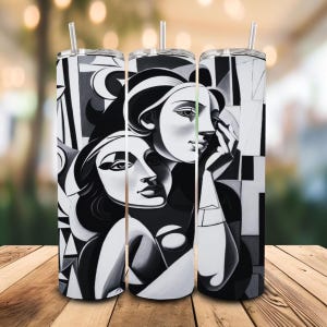 Pode incluir: Três canecas de aço inoxidável com obras de arte abstratas em preto e branco com figuras femininas estilizadas. Cada caneca tem uma palhinha transparente e uma tampa. O design lembra a arte cubista.