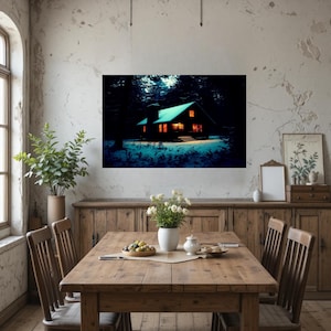 Op de afbeelding: Een rechthoekige wandkunstprint met een donker, besneeuwd boslandschap bij nacht met een gloeiende hut. De hut heeft een zadeldak, een schoorsteen en warm geel licht dat uit de ramen straalt, in contrast met de blauwachtige sneeuw.