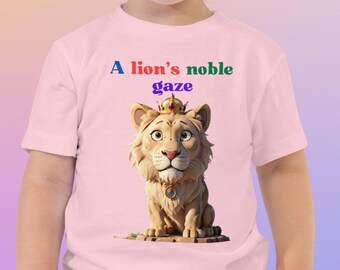 Même le lion le plus puissant écoute le monde avec une douce curiosité, T-shirt à manches courtes pour tout-petit A Lion King's Gaze