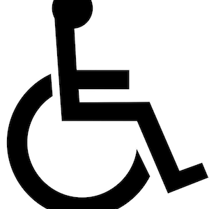 Könnte beinhalten: Schwarzweißes Symbol für Barrierefreiheit, das eine Person im Rollstuhl darstellt.