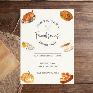 Könnte beinhalten: Eine Einladung zu einem Friendsgiving-Dinner mit einer Aquarell-Illustration verschiedener Thanksgiving-Speisen, darunter ein Truthahn, ein Kürbis, ein Kuchen und Brötchen. Die Einladung enthält das Datum, die Uhrzeit und die Adresse für die Veranstaltung. RSVP an Name und Nummer.