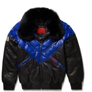 Op de afbeelding: Een zwarte leren bomberjack met een blauw slangenhuidpatroon op de voorkant en een zwarte bontkraag.