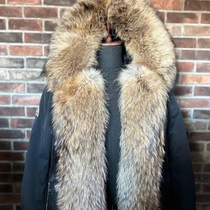 Original Goose Country Handgefertigte Gänsedaunen Parka: Herren Schwarzer Wintermantel mit Waschbärpelz