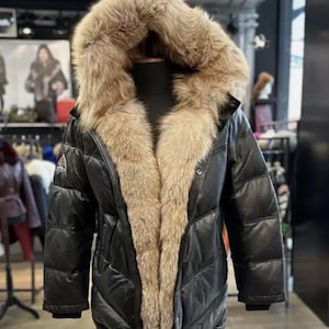 Handgefertigte Herren Schwarz Lammfell Leder Gänsedaunen Parka mit Fuchspelz Original Goose Country