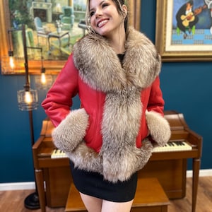 Handgemachte Frauen-Qualitäts-echtes Schaffell Shearling Roter Mantel mit Kristall Fuchspelz, Wintermantel, Luxusleder, perfektes Geschenk