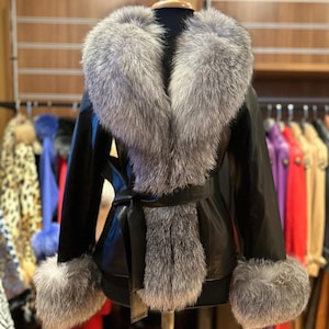 Handgefertigte hochwertige schwarze Lammfell-Lederjacke für Damen mit Silberfuchspelz, Wintermantel, Luxusleder, perfektes Geschenk