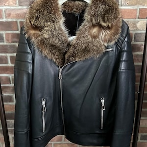 Handgefertigte schwarze Schaffell-Lammfelljacke für Herren mit Waschbärkragen, nur große Größen erhältlich: Herren-Wintermantel