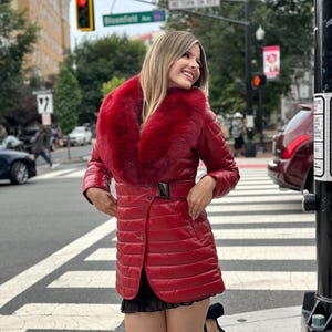 Handgefertigte hochwertige rote Damenjacke aus echtem Lammfellleder mit echtem Fuchskragen - Wintermantel, lange Jacke, perfektes Geschenk -plus Größe