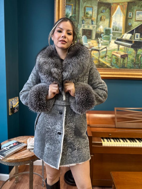 Cappotto in montone fatto a mano con collo e polsini in pelliccia