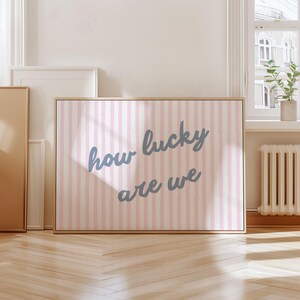 Jak szczęśliwi jesteśmy - wydruk ścienny - niebiesko-różowy, estetyczny wystrój - modna sztuka do druku do pokoju w akademiku - wystrój pokoju Coquette