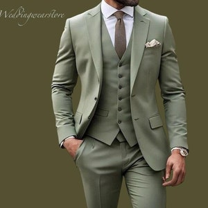 Trzyczęściowy garnitur w kolorze szałwiowej zieleni, garnitur dla pana młodego