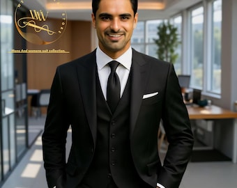 Peut inclure: Un costume noir trois pièces comprenant une veste, un gilet et un pantalon, porté avec une chemise blanche et une cravate noire. L'homme sourit. Le texte "Wedding Wear Store" est visible. Costume de cérémonie.