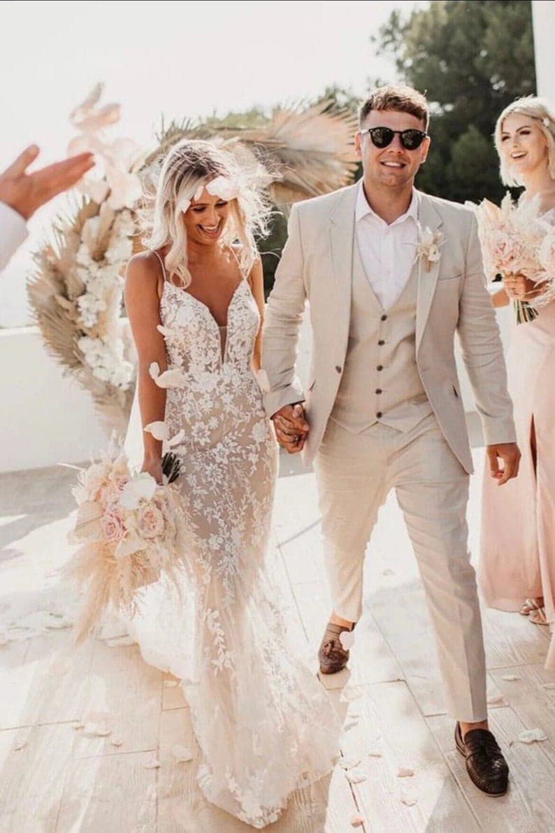 メンズベージュ3ピーススーツ：豪華な結婚式の新郎と新郎の付添い人の