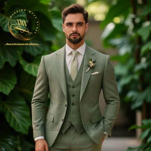 Trzyczęściowy garnitur męski w kolorze szałwiowej zieleni: strój ślubny i etniczny dla pana młodego i drużbów