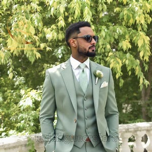 Trzyczęściowy garnitur męski w kolorze szałwiowej zieleni: strój ślubny i etniczny dla pana młodego i drużbów