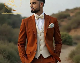 Terno rústico de 3 peças: colete creme, terno do noivo e ternos dos padrinhos. Ternos masculinos em terracota.