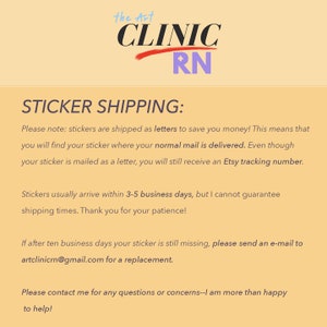 K&ouml;nnte beinhalten: Eine rosa-wei&szlig;e Grafik mit dem Text "the Art CLINIC RN" und dem Text "STICKER SHIPPING:" gefolgt von Informationen zum Versand von Stickern. Der Text lautet: "Bitte beachten Sie: Sticker werden als Briefe versandt, um Ihnen Geld zu sparen! Das bedeutet, dass Sie Ihren Sticker dort finden, wo Ihre normale Post zugestellt wird. Auch wenn Ihr Sticker als Brief versandt wird, erhalten Sie trotzdem eine Etsy-Sendungsverfolgungsnummer. Sticker kommen in der Regel innerhalb von 3-5 Werktagen an, aber ich kann die Versandzeiten nicht garantieren. Vielen Dank f&uuml;r Ihre Geduld! Wenn Ihr Sticker nach zehn Werktagen immer noch fehlt, senden Sie bitte eine E-Mail an artclinicrn@gmail.com, um einen Ersatz zu erhalten. Bitte kontaktieren Sie mich bei Fragen oder Bedenken - ich helfe Ihnen gerne weiter!"