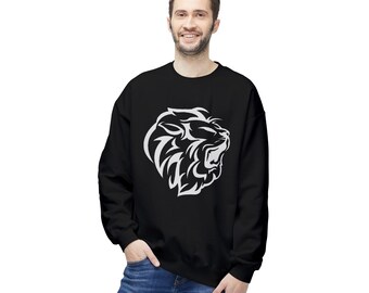 Może przedstawiać: Czarna bluza z białym nadrukiem lwa. Wzór lwa to stylizowana ilustracja z ryczącym wyrazem. Bluza ma okrągły dekolt, jest wykonana z miękkiego materiału i nadaje się do noszenia na co dzień.