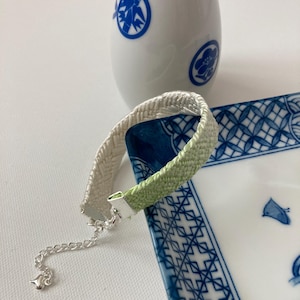 Pulsera de seda Obijime, cadena plateada ajustable, color crema lima, estilo kimono trenzado japonés vintage Kumihimo, bolsa de regalo gratis para madres.