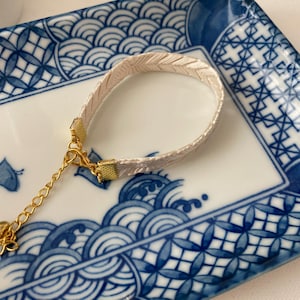Pulsera de seda Obijime chapada en oro, pequeña, ajustable, de seda color crema, japonesa vintage, Kumihimo, accesorio de kimono trenzado, bolsa de regalo gratis para madres.