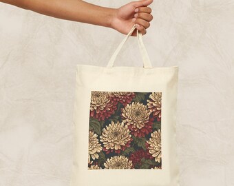 Op de afbeelding: Een witte tote bag met een bloemenprint. De print toont rode, witte en gele chrysanten op een donkergroene achtergrond.