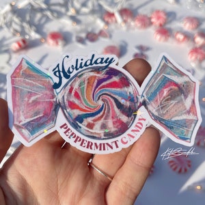 Może przedstawiać: Kolorowa naklejka z miętowym cukierkiem z napisem "Holiday Peppermint Candy" i wzorem w postaci spirali. Naklejka znajduje się na białym tle.