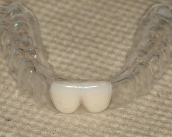 Bandeja dental extraíble: Añade hasta 4 dientes en una bandeja para completar tu sonrisa. Disponible para 1 diente superior o inferior. Precio asequible y aspecto realista.
