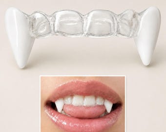 Colmillos en una bandeja personalizada para un ajuste perfecto: 3 longitudes para elegir. Un producto asequible con un aspecto realista que se mantendrá en su lugar.