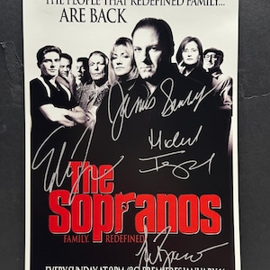 ザ・ソプラノズ ポスター サイン入り ジェームズ・ガンドルフィーニ、イーディ・ファルコ他 - COA認証済み 無料プロテクター付き 送料無料