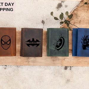 Cartera de cuero triple personalizada para hombre, cartera personalizada de superhéroe con diseño de Marvel grabado, regalo para él, cartera hecha a mano, regalo de Marvel