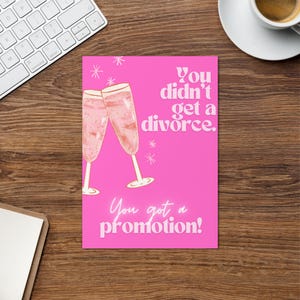 Tarjeta de felicitación por el divorcio: ¡Te ascendieron! Tarjeta divertida de empoderamiento de 1,2 x 1,8 cm. Celebración feminista del divorcio.