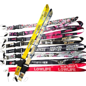 Puede incluir: Un juego de tres tazas de cerámica con un acabado mate moteado. Las tazas son en tonos crema, gris claro y gris oscuro. Cada taza tiene un diseño simple y minimalista y un asa redondeada. Ideal para café o té.