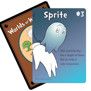 Può includere: Una carta da gioco blu intitolata Sprite con un'icona a scudo e il numero 3, raffigurante una figura simile a un fantasma e il testo: This spriteful fae, has a might of three. But its help is only temporary. Dietro c'è una carta marrone con la scritta Worlds of W.
