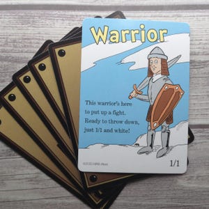 Cartas de fichas de Guerreiro Caprichoso para MTG ilustradas por MRB Alters, Foil ou Não Foil, impressas em papel cartão de qualidade premium