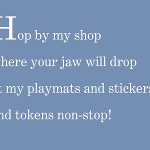 Op de afbeelding: Witte tekst op een blauwe achtergrond luidt: "Hop by my shop where your jaw will drop at my playmats and stickers and tokens non-stop!"