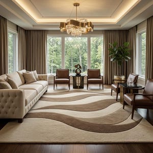 Puede incluir: Una alfombra grande con un patrón ondulado y fluido en tonos crema y marrón. La alfombra está situada en una sala de estar con un sofá capitoné beige, cuatro sillones de cuero marrón, una mesa auxiliar de cristal y una lámpara de araña dorada.